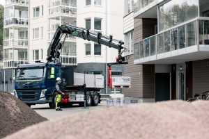 Images presenting a Volvo FM (Euro 6) and a HIAB X-HiPro 192 and the all electric ePTO hydraulic system