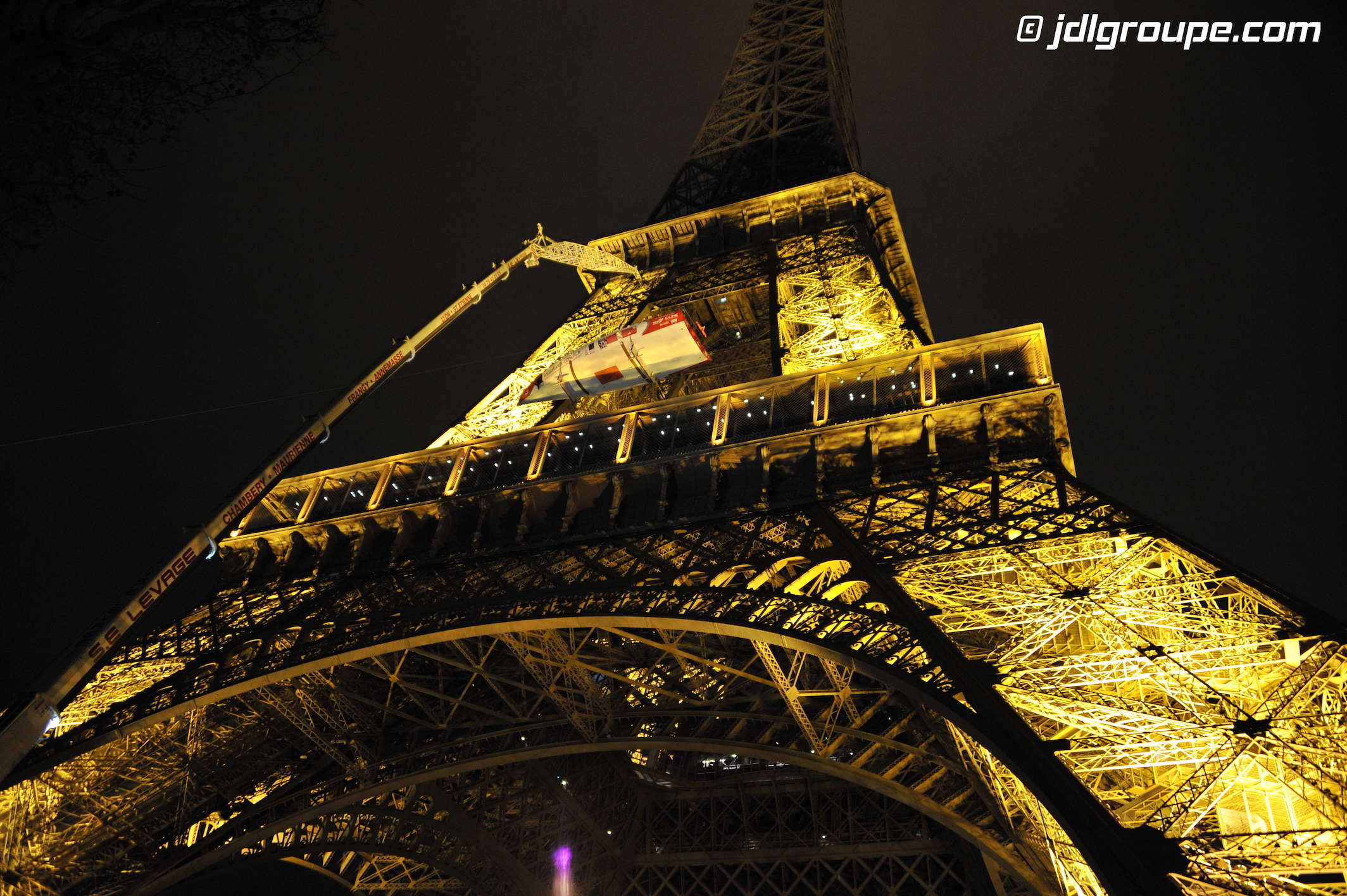 SE Levage lève le bateau « Initiative Coeur » au premier étage de la Tour Eiffel