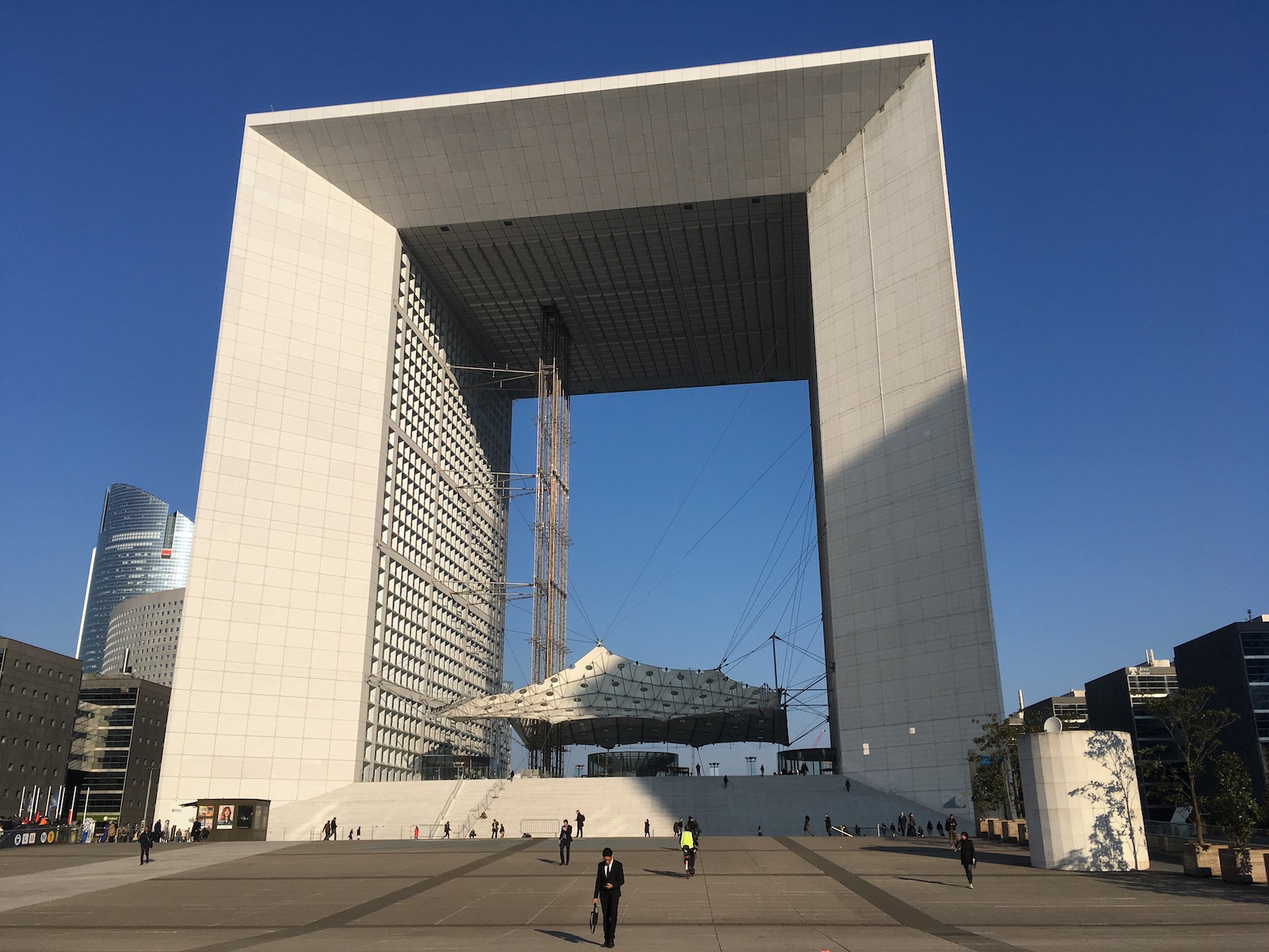 La paroi sud de La Grande Arche de La Défense rénovée
