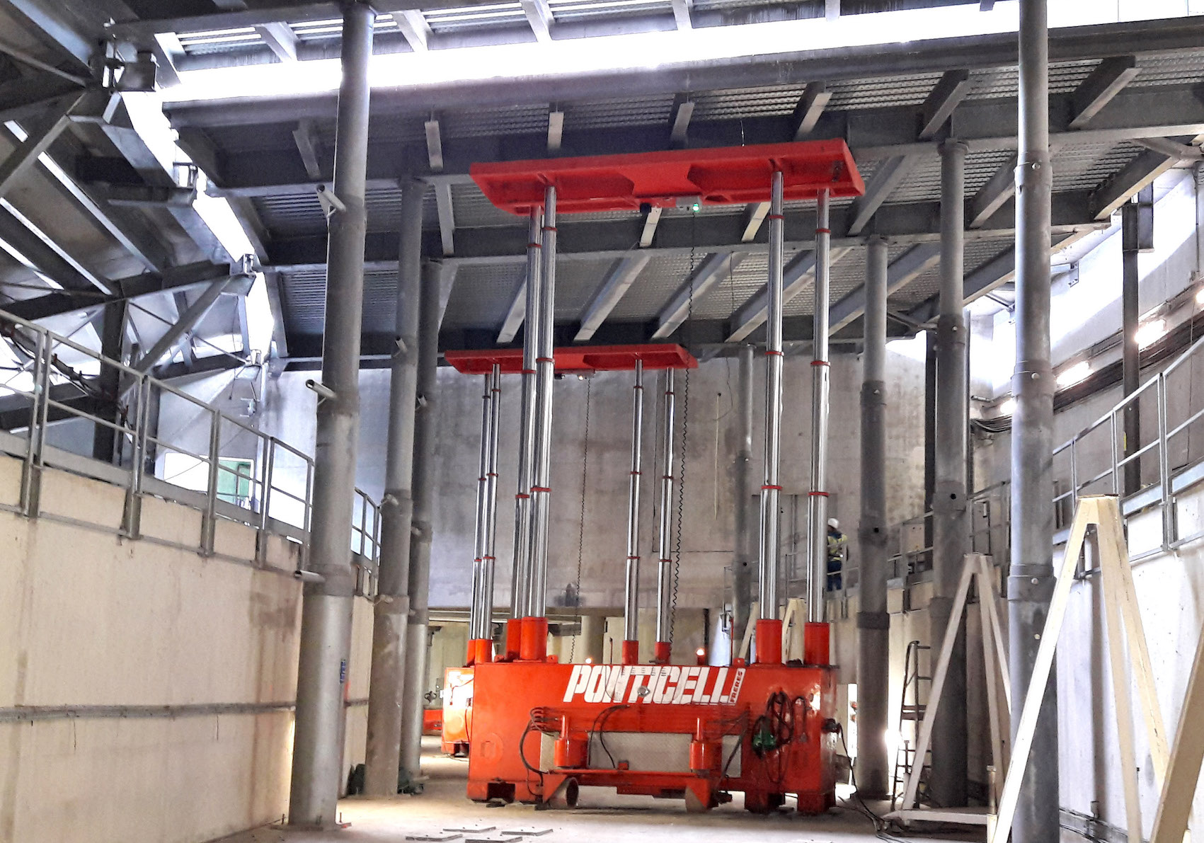 SNM modernise les tables hydrauliques pour déplacer les tribunes du Stade de France