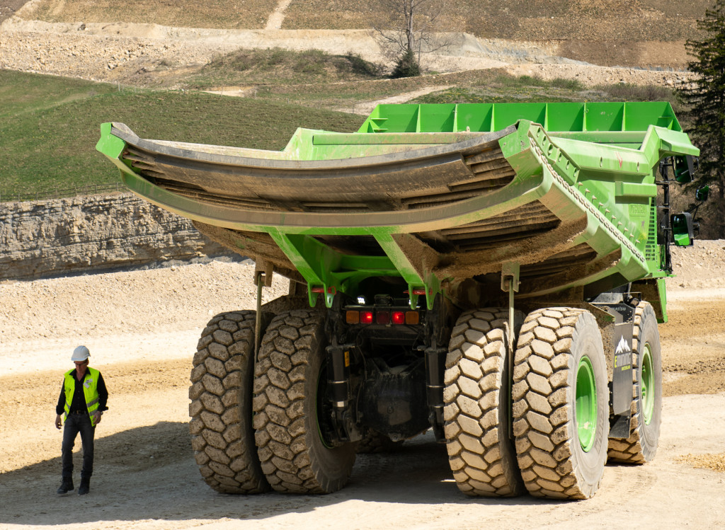 Vicat met en route le plus gros tombereau électrique au monde