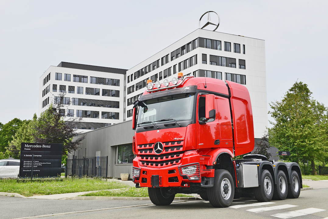 Mercedes livre ses premiers camions lourds SLT en France