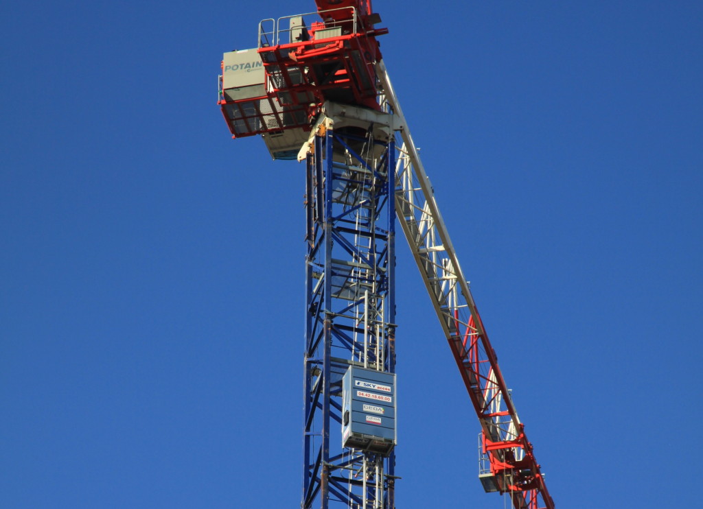 grue a tour avec ascenseur