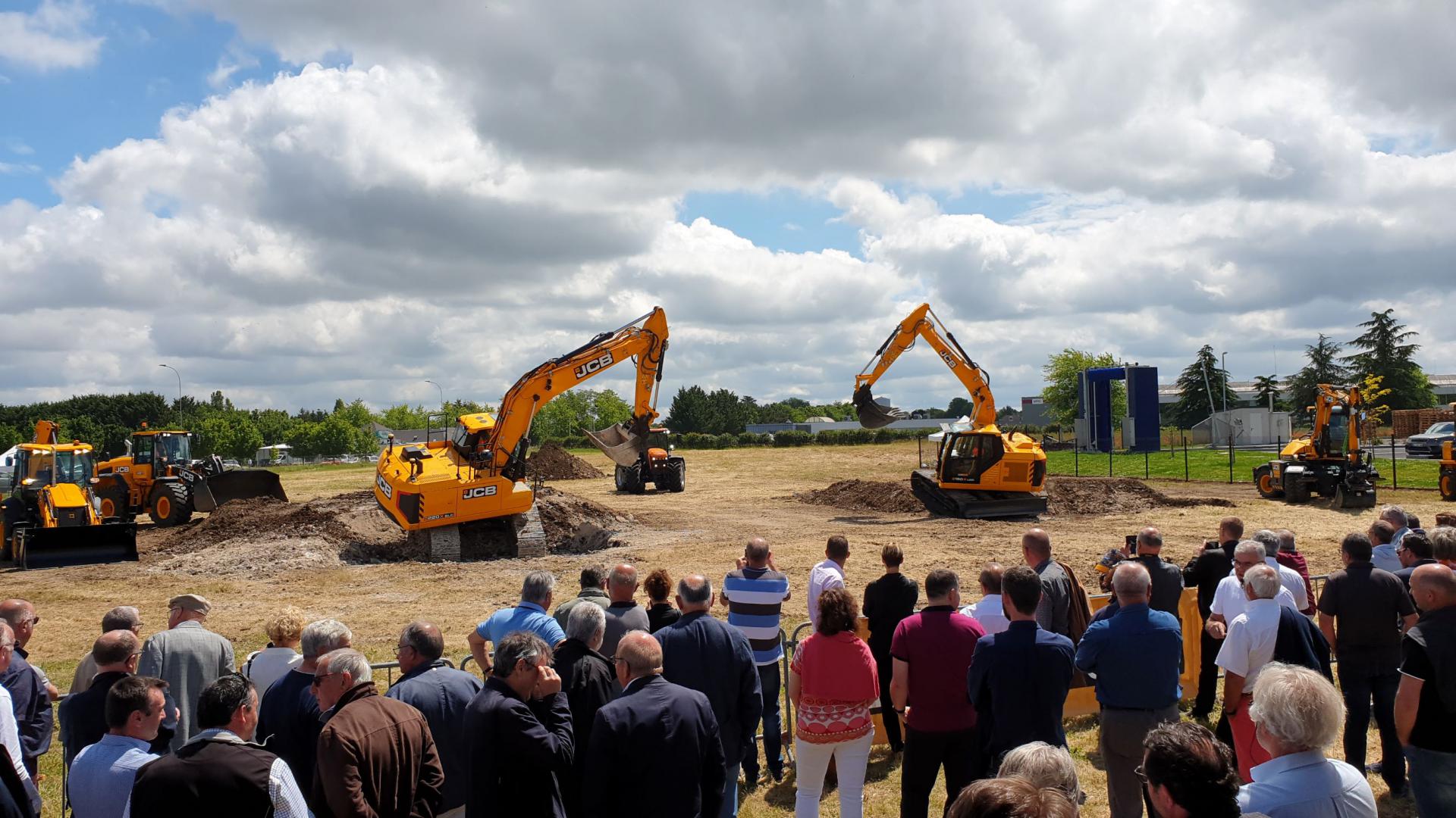 AM2 TP, concessionnaire JCB , inaugure ses nouveaux locaux