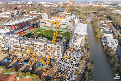 Sarens lève les nouvelles tribunes du Stade de Metz avec une grue Demag CC3800-1