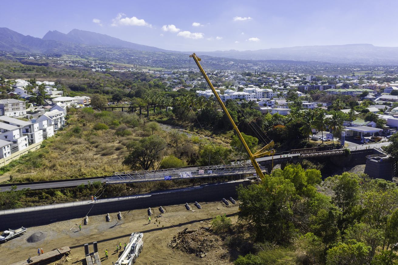 A la Réunion, ABC Maxilift met en place une passerelle avec une grue de 350 tonnes