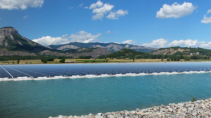 EDF construit sa première centrale solaire flottante