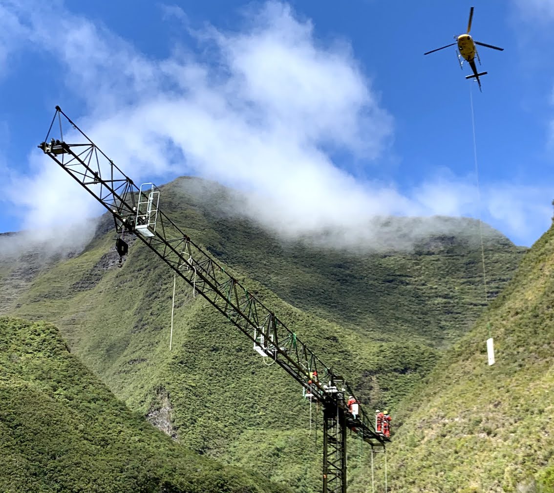 A la Réunion, GLI installe une grue Potain par hélicoptère !