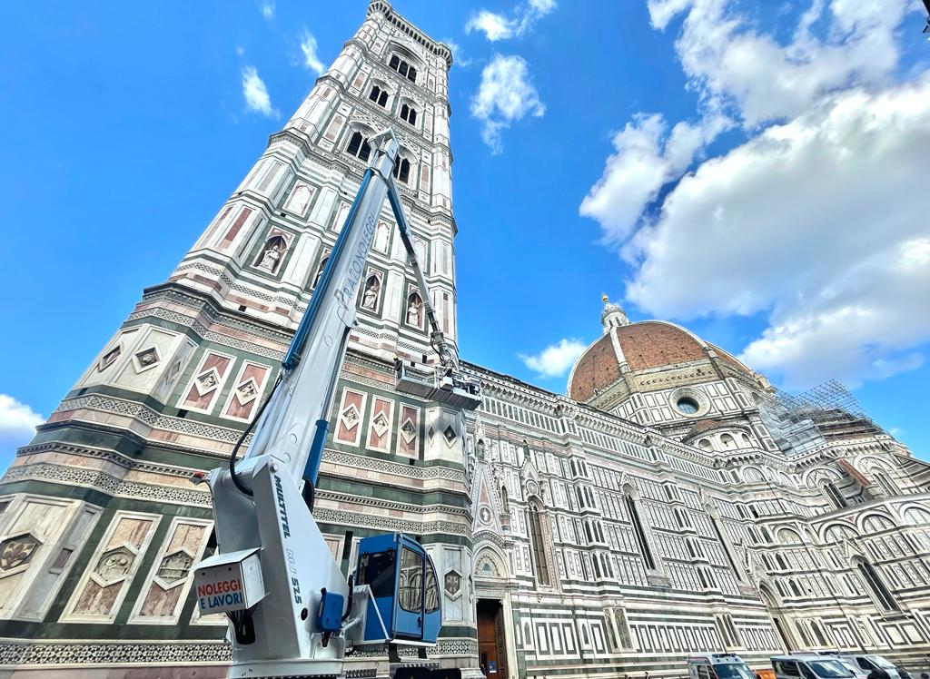 Une nacelle Multitel Pagliero sur la Piazza del Duomo de Florence
