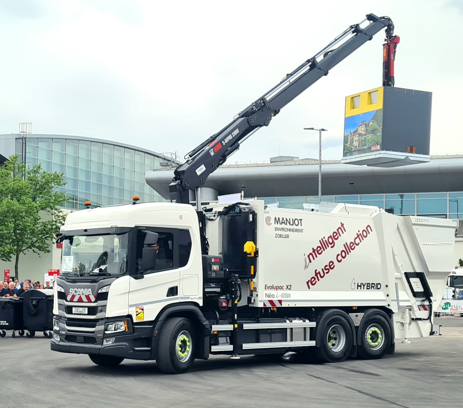 Scania et Manjot Environnement dévoilent un porteur grue hybride rechargeable