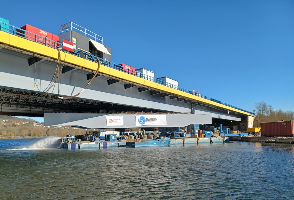 Sarens installe un pont de 290 tonnes