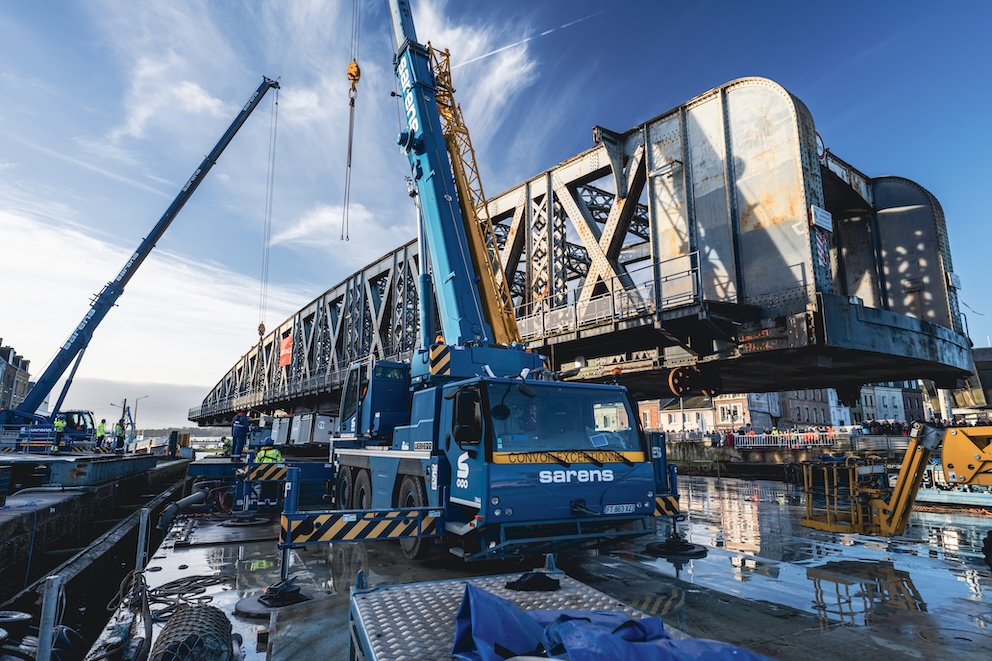 Sarens dismantles the Colbert Bridge in Dieppe