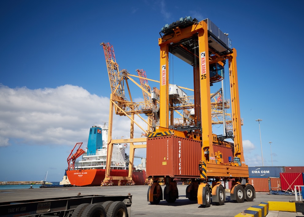 Six new hybrid straddle carriers in the port of Marseille 