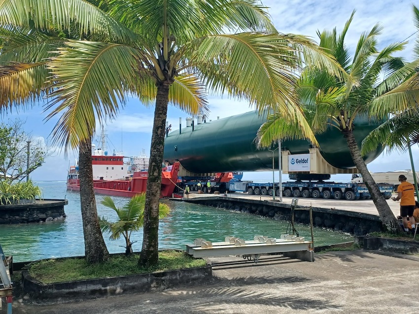 A Tahiti, Sarens déplace trois réservoirs de 360 tonnes