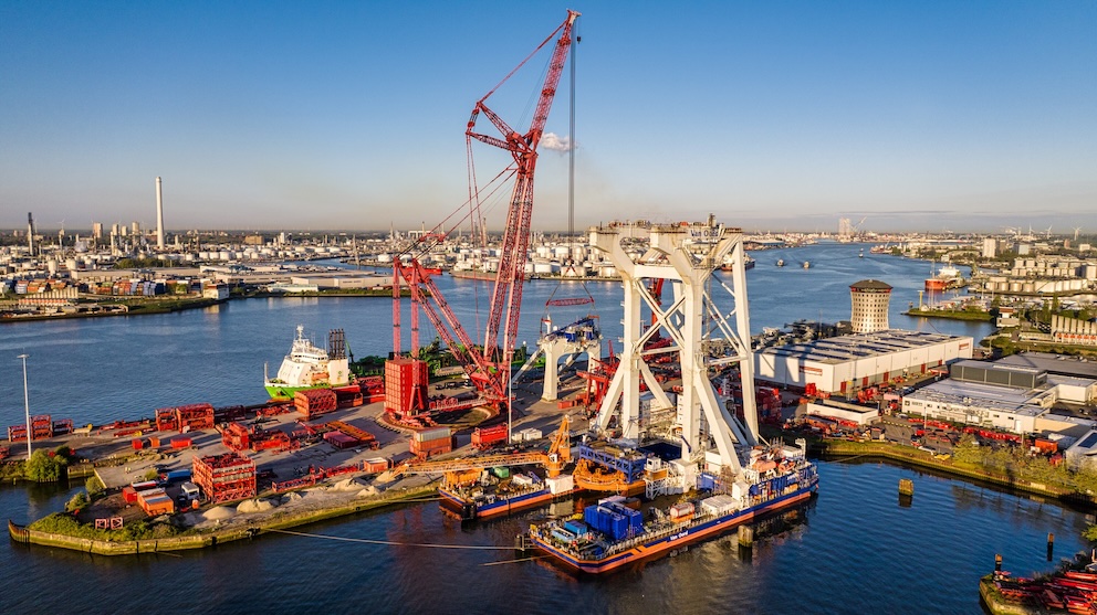 Mammoet: heavy lifting with the PTC210 giant crane