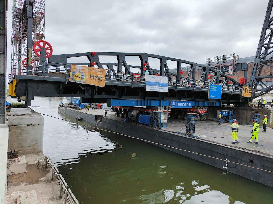 Sarens réinstalle le pont de Buda à Bruxelles 