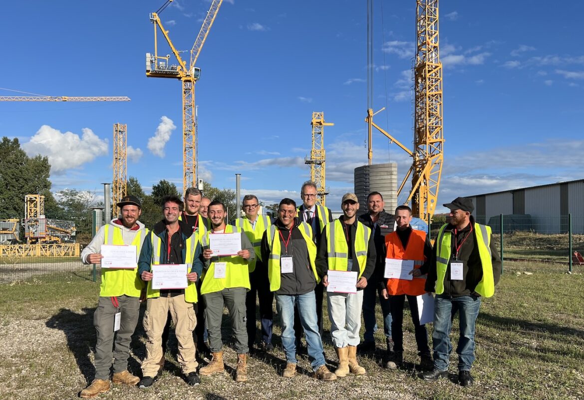 Les premiers diplômés « monteurs de grues à tour »