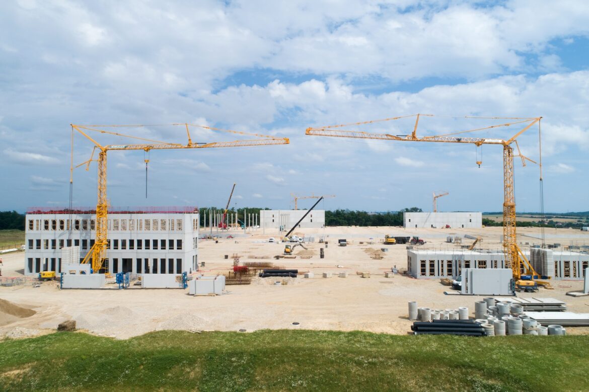 Sofialex mobilise 4 grues Igo de Potain pour une construction en préfabriqué