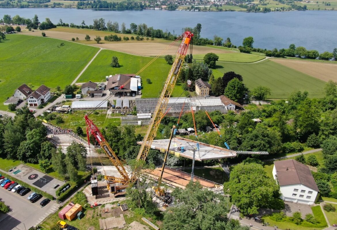 Une grue CC38.650-1 installe un nouveau pont en Suisse