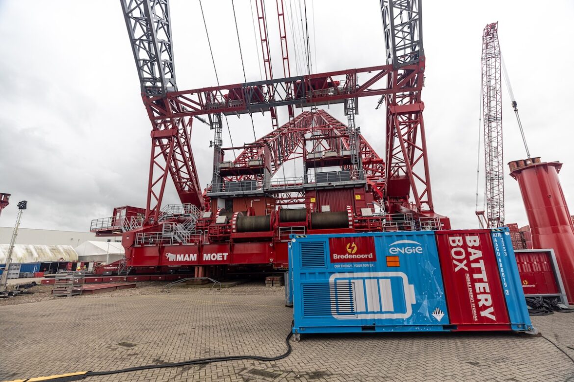 Mammoet teste sa grue géante en mode électrique 