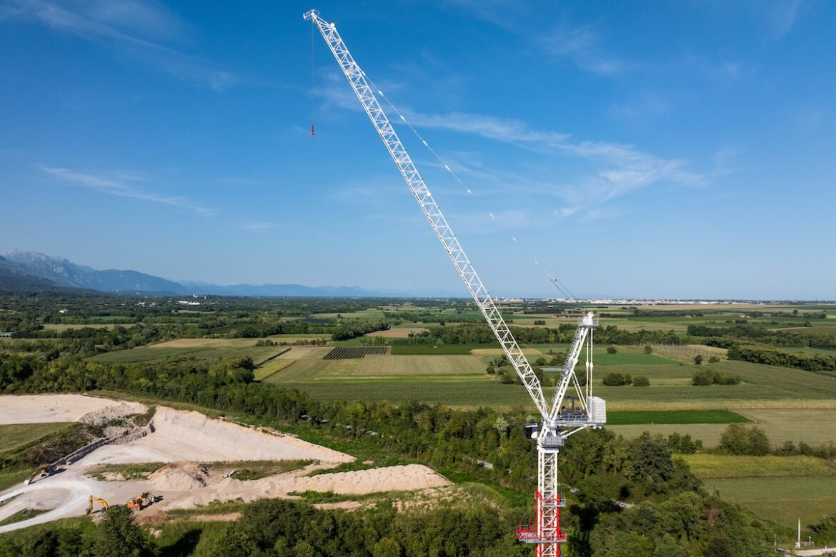 Terex dévoile la CTL 702-32, nouvelle grue à flèche relevable 