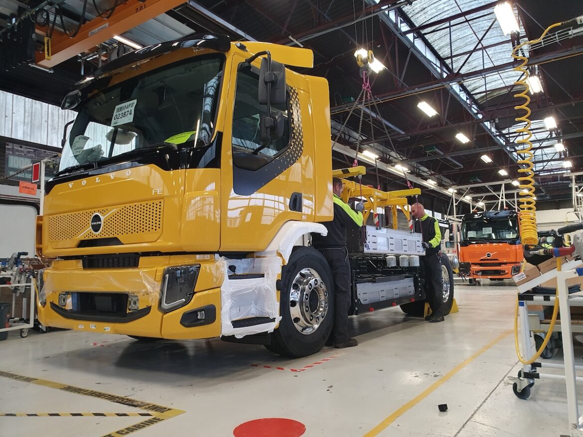 Volvo Trucks assemble son 1000e camion électrique en France 