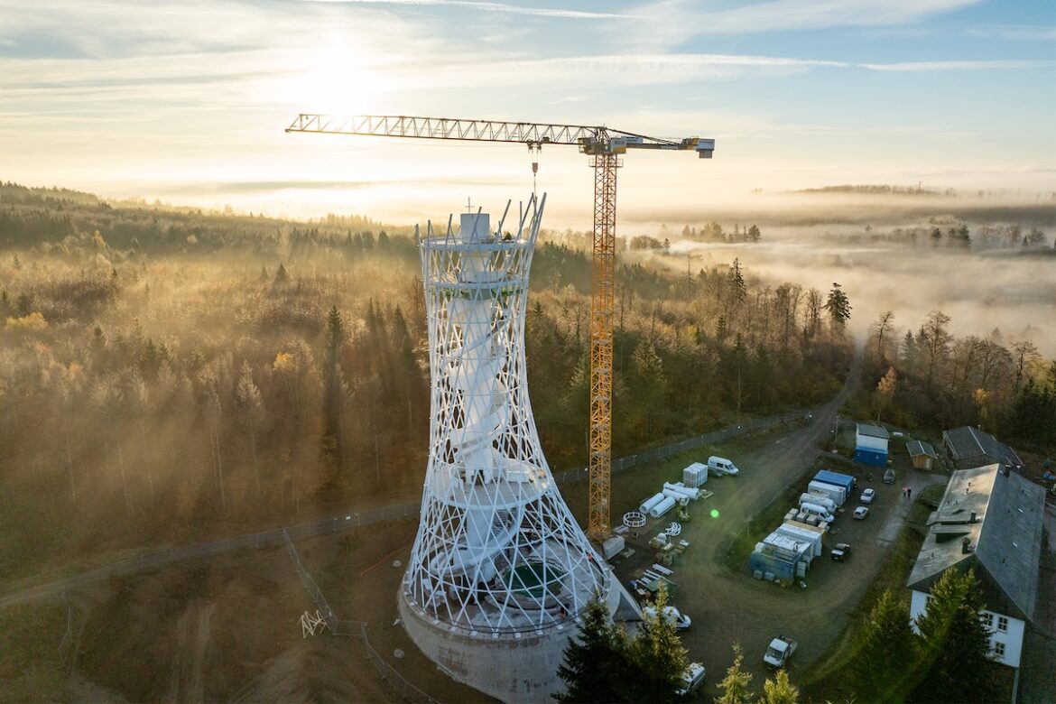 Une grue Liebherr au cœur d’un chantier spectaculaire 