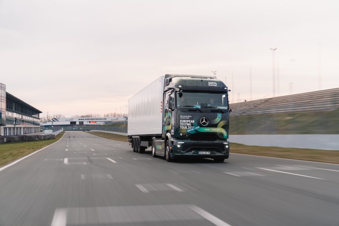 Mercedes attempts to break the world record for reversing with the eActros 600! 