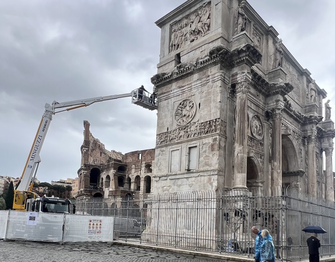 A Rome, une nacelle Multitel MJ 375 au chevet de l’Arc de Constantin