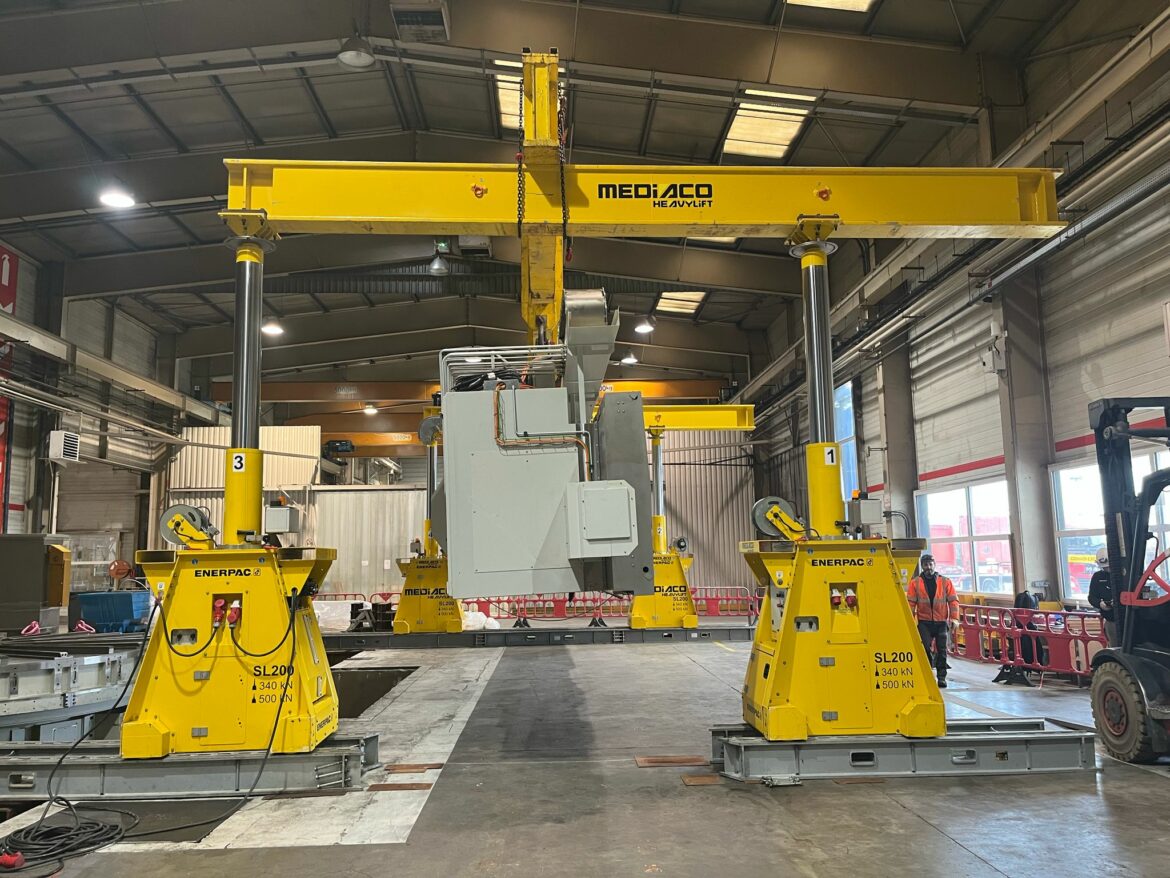 Mediaco Heavy Lift déplace un tour industriel grâce à un portique Enerpac