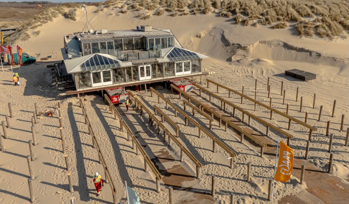 Mammoet déplace un pavillon de plage sur SPMT