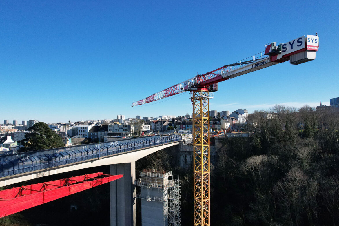 Saint-Yves Services déploie une grue à tour Liebherr Fibre pour le pont Schuman de Brest