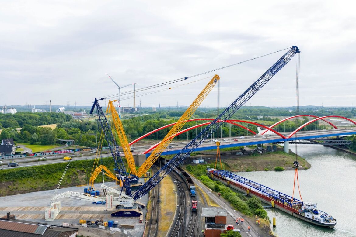Un pont remplacé en un temps record grâce à deux grues de 1 000 tonnes