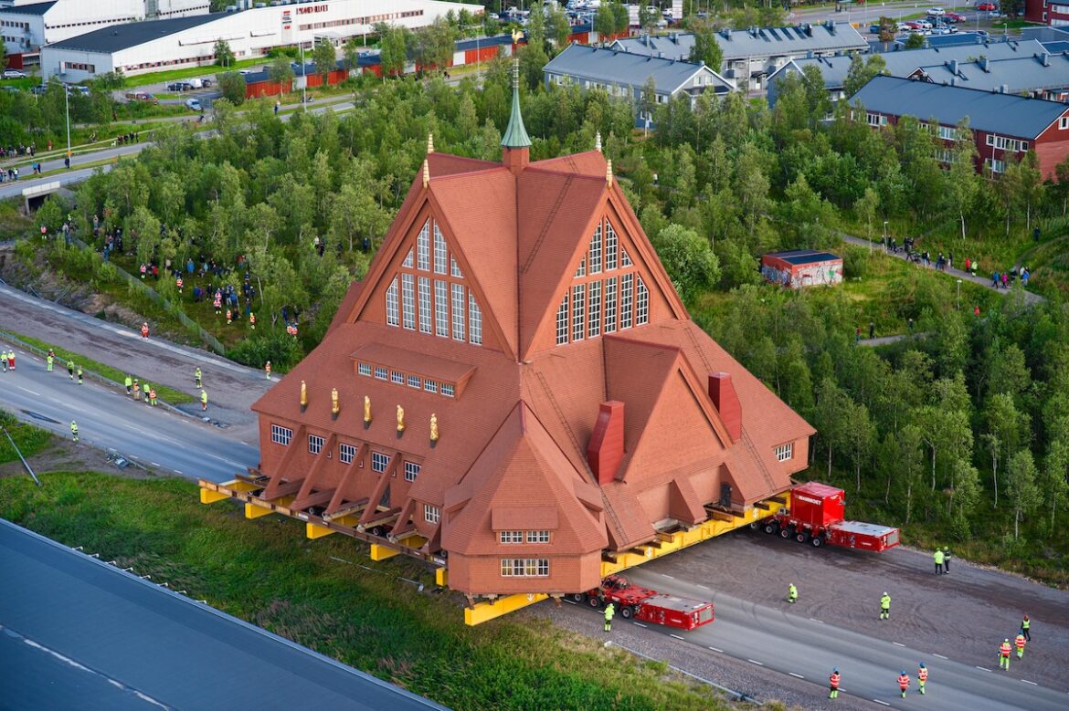 Mammoet déplace une église sur 56 lignes SPMT