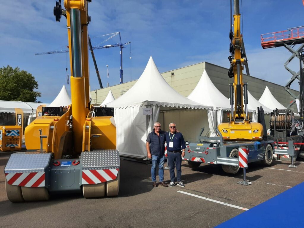 Sur le stand aux JDL, Gilles Lavenir, dirigeant de la société Lavenir et Maurizio Manzini, Président de JMG cranes.
