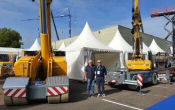 Sur le stand aux JDL, Gilles Lavenir, dirigeant de la société Lavenir et Maurizio Manzini, Président de JMG cranes.