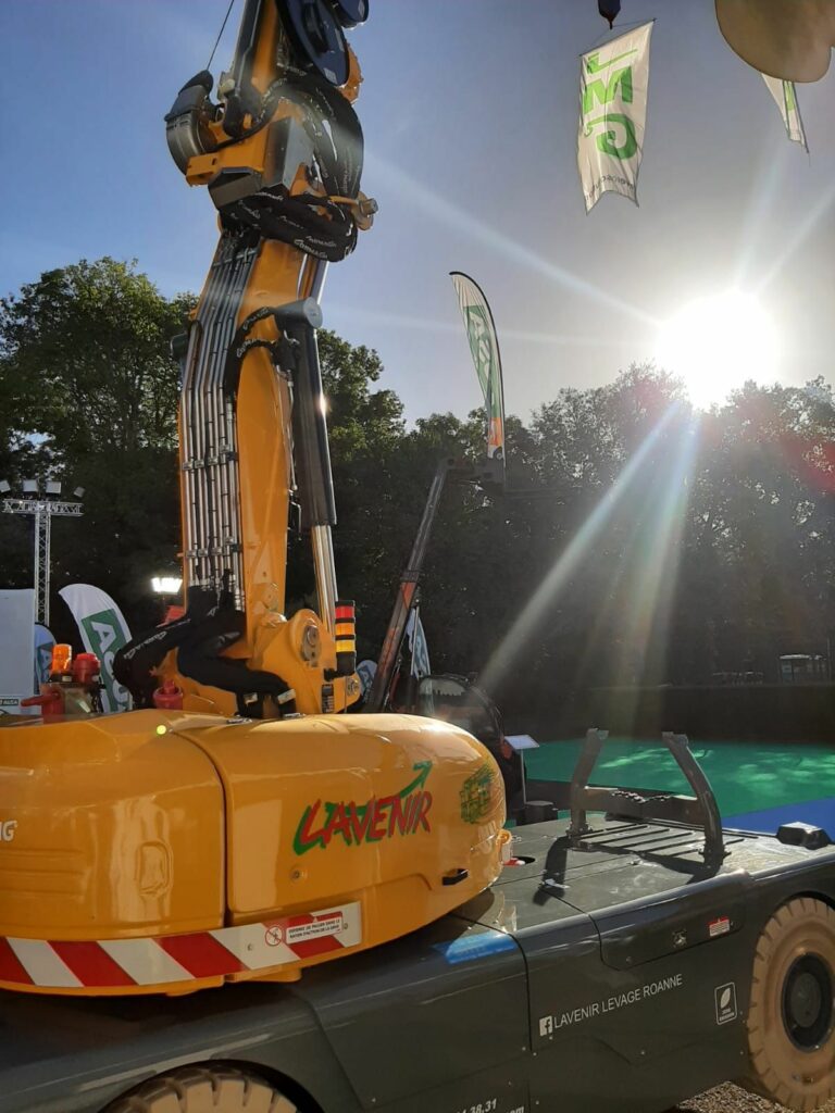 La société Lavenir renforce son parc de matériels en intégrant deux nouvelles grues électriques JMG : la MC650S de 65 tonnes et la MC22500RE