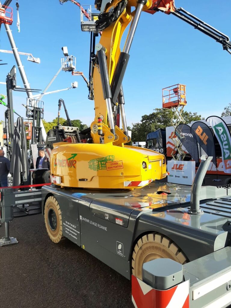La société Lavenir renforce son parc de matériels en intégrant deux nouvelles grues électriques JMG : la MC650S de 65 tonnes et la MC22500RE