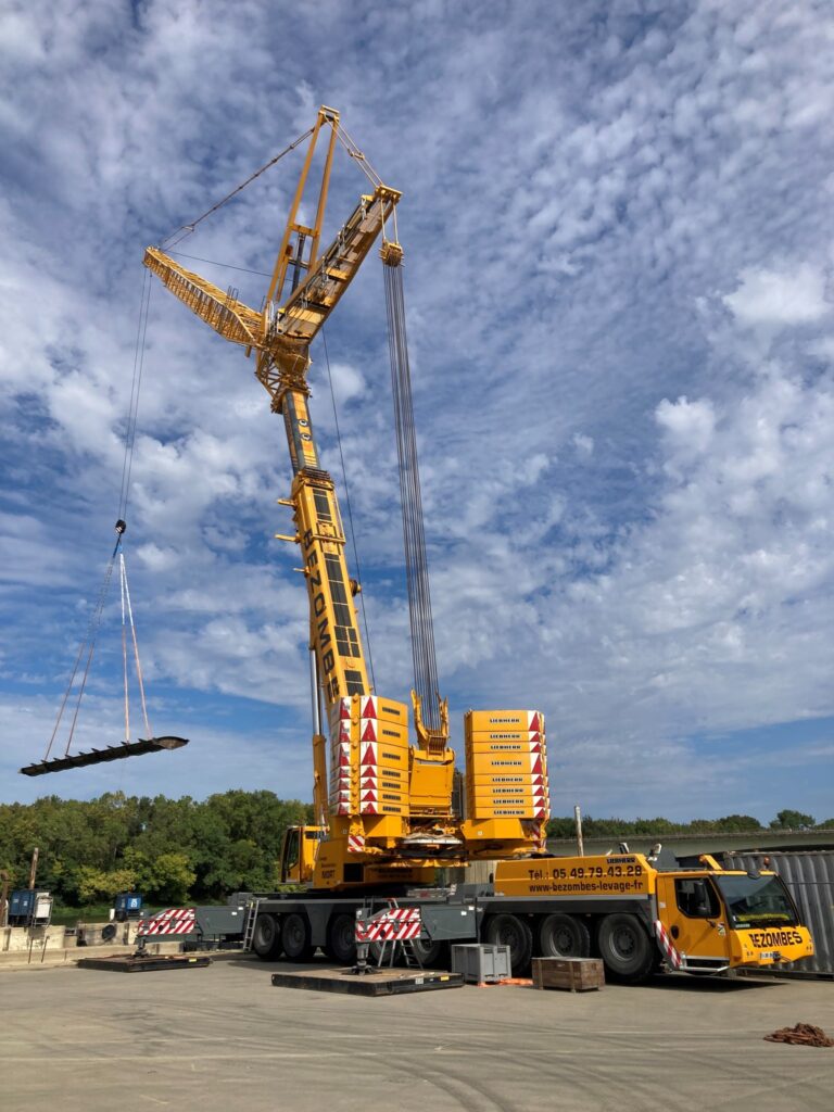 Chantier d’envergure à Angers : la Liebherr LTM 1450-8.1 de Bezombes en action