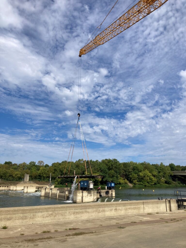 Chantier d’envergure à Angers : la Liebherr LTM 1450-8.1 de Bezombes en action