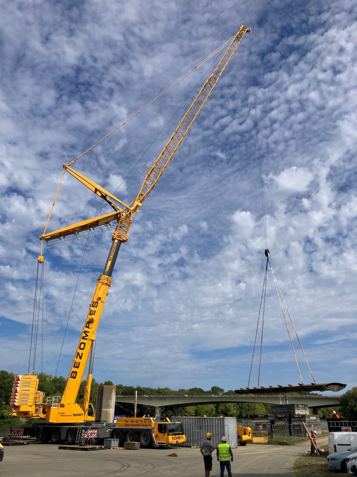 Chantier d’envergure à Angers : la Liebherr LTM 1450-8.1 de Bezombes en action