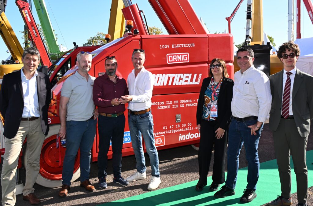 De gauche à droite : Jérôme Devergnas, Directeur Général du Groupe PONTICELLI Frères - Louis-Arthur de Quatrebarbes, Chef de l'Agence Levage/Manutention PONTICELLI Ile de France - Fabrice Gavelle, Service Matériel Groupe PONTICELLI Frères - Jérôme Le Lann, Ingénieur Commercial SYGMAT / Groupe VINCENT - Michela Marchelli, Responsable Administration des Ventes ORMIG - Epvre DELQUIE, Responsable Commercial SYGMAT / Groupe VINCENT - Alberto Olivotti, Technico-Commercial ORMIG