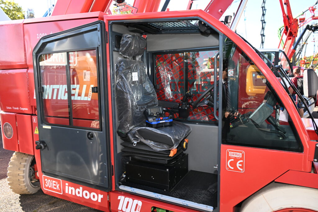 Ponticelli réceptionne sa nouvelle grue 100 % électrique ORMIG 30iEk aux JDL 2025