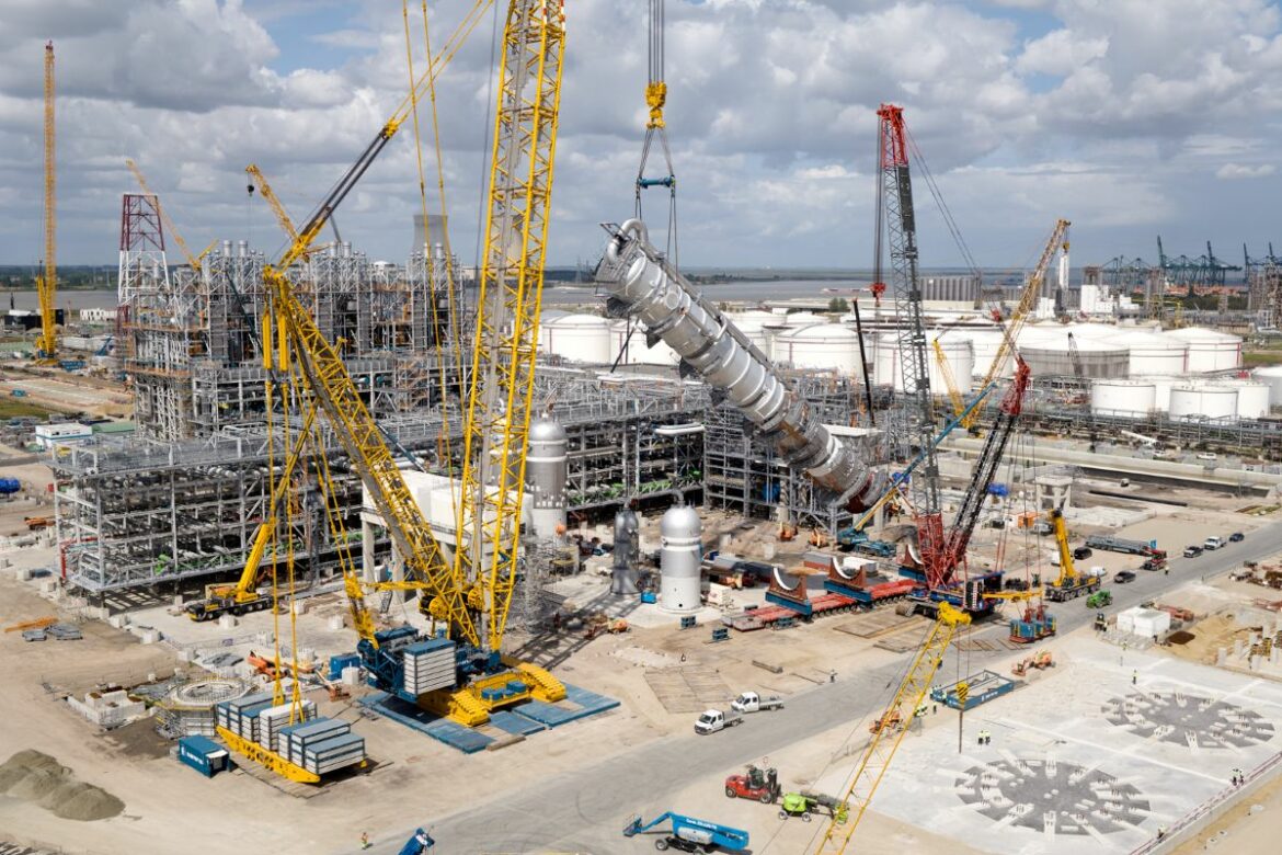 Levage et transport XXL : LR12500-1.0 et SPMT 224 lignes d’essieux à l’œuvre sur INEOS Project ONE
