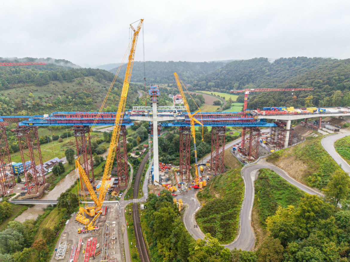 Le nouveau pont de la vallée du Neckar sous tension : levage synchronisé à 65 mètres de haut