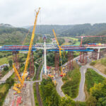 Le nouveau pont de la vallée du Neckar sous tension : levage synchronisé à 65 mètres de haut avec Liebherr