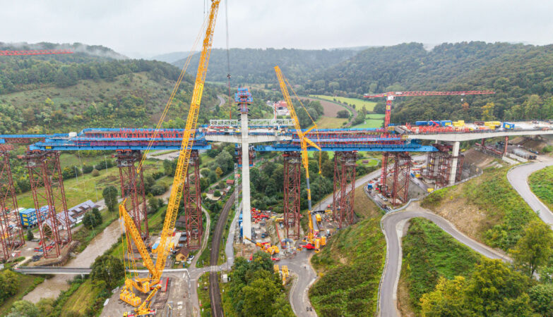 Le nouveau pont de la vallée du Neckar sous tension : levage synchronisé à 65 mètres de haut avec Liebherr