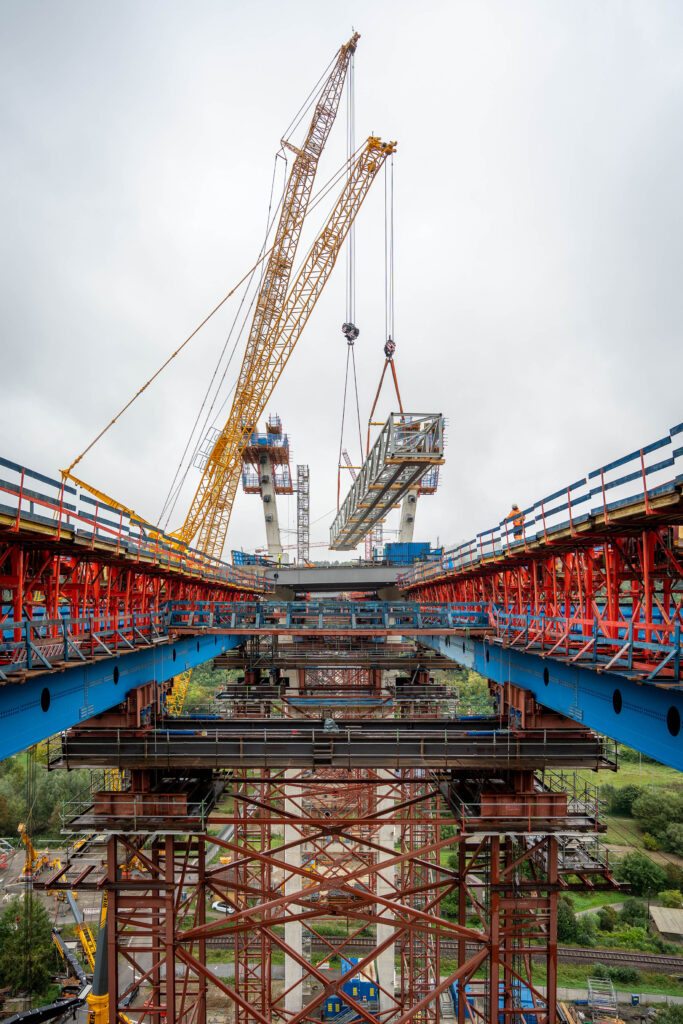 Le nouveau pont de la vallée du Neckar sous tension : levage synchronisé à 65 mètres de haut avec Liebherr