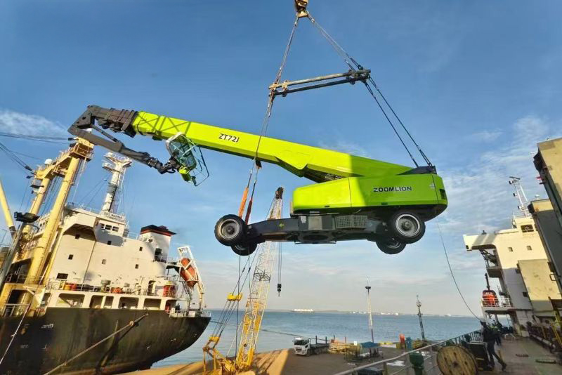 ZT72J-works-at-a-shipyard-in-Indonesia
