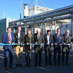 Inauguration du site de production de Lhyfe à Schwäbisch Gmünd. De gauche à droite : Richard Arnold, maire de la ville de Schwäbisch Gmünd, Matthieu Guesné, fondateur et Président-Directeur général de Lhyfe, Thekla Walker, Ministre de l’Environnement, du Climat et de l’Énergie du Land de Bade-Wurtemberg, Winfried Kretschmann, Ministre-président du Land de Bade-Wurtemberg, Nicolas Gibert-Morin, chef d’unité « Autriche, Allemagne et Pays-Bas », Direction générale de la politique régionale et urbaine (DG REGIO), représentant la Commission européenne, Dr Joachim Bläse, préfet (Landrat) du district de l'Ostalbkreis, Luc Graré, Head of Central & Eastern Europe de Lhyfe.